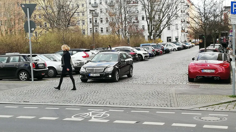 Gehweg geht durch - Fahrbahn unterbrochen